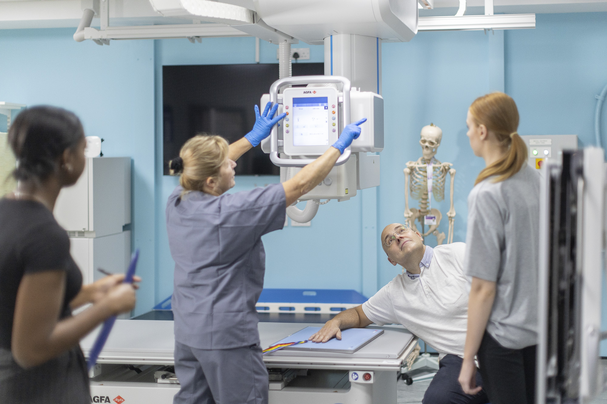 Radiographer demonstrating students